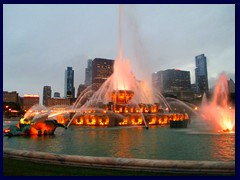 Chicago by night - Buckingham Fountain and views from Grant Park 10